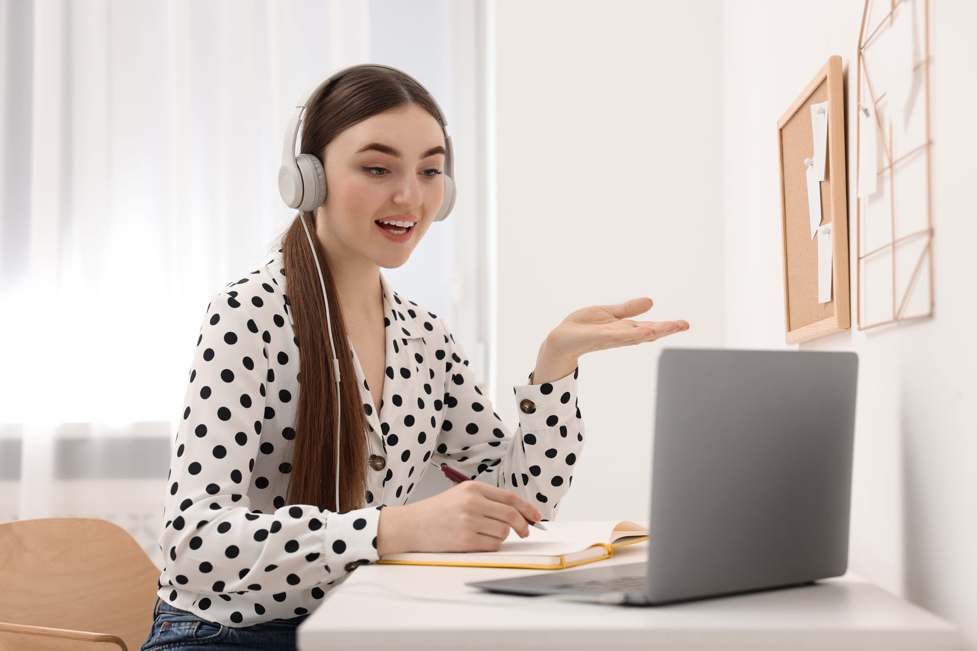 Öğrenci dizüstü bilgisayarla canlı online derse katılıyor